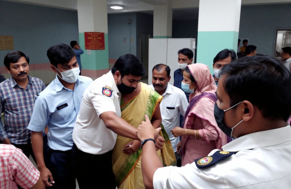 Medical Officer Assaulted at Nanded Hospital by Womans Relatives, Shocking Video Goes Viral